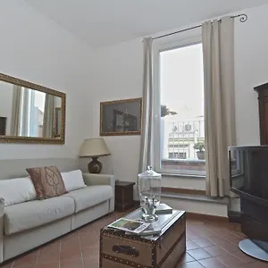 Apartment Spanish Steps Corner, Rome